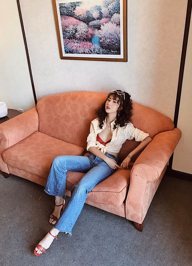 Từ một hot girl, Quỳnh Anh Shyn ngày một "hot" trên mạng xã hội. Mới đây, một người bạn đã gửi tin nhắn chúc mừng cô nàng: "Chúc mừng em gái, Instagram đạt 2 triệu followers (người theo dõi), top 3 IG influencers có lượng theo dõi nhiều nhất VN". Độ "hot" của Quỳnh Anh Shyn đến từ những hình ảnh vừa trẻ trung, cá tính vừa năng động. Thời gian gần đây, hot girl này còn chăm chỉ chuyển hướng sang phong cách sexy.