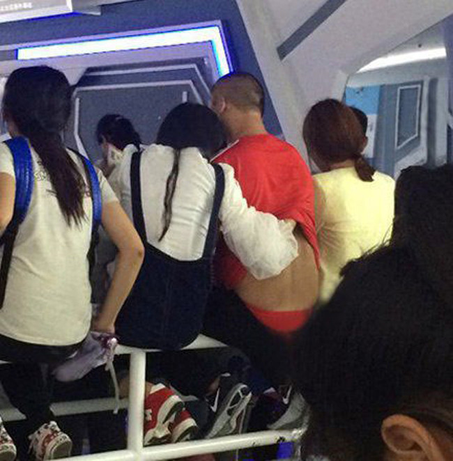 Cảm động cô gái "gãi lưng" giúp bạn trai.