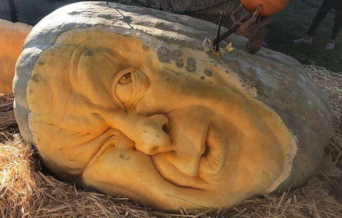 Đèn bí ngô nặng nhất thế giới (Mỹ): Đèn bí ngô nặng nhất thế giới (Mỹ): Đèn bí ngô nặng nhất thế giới (Mỹ): Đèn bí ngô Jack-o'-Lantern nặng nhất thế giới với cân nặng xấp xỉ 942 kg đã được ghi nhận vào ngày 6/10/2018 tại khu dịch vụ cộng đồng Cosumnes, Elk Grove, California, trong lễ hội bí ngô khổng lồ Elk Grove lần thứ 24. Quả bí ngô khổng lồ này được trồng bởi Josiah Brandt và Mike Brown, Deane Arnold, Brandy Davis đã khắc khuôn mặt trên đó.