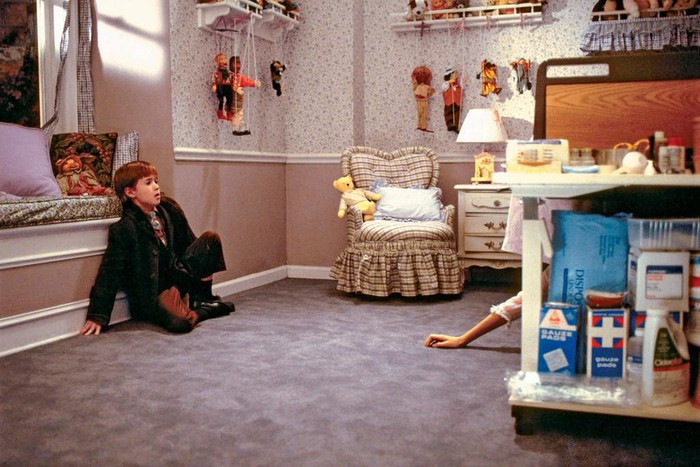 Bộ phim kinh dị có doanh thu cao nhất (Mỹ): Bộ phim có doanh thu cao nhất liên quan đến bóng ma hay ma ám là "The Sixth Sense" (tạm dịch: Giác quan thứ 6) phát hành năm 1999 với sự tham gia của Bruce Willis và Haley Joel Osment. Tổng lợi nhuận của bộ phim đạt gần 673 triệu USD. Kết quả này dựa trên số liệu thống kê của IMDb, trang cơ sở dữ liệu trực tuyến về điện ảnh thế giới.