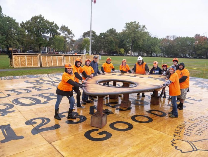 Bàn cầu cơ lớn nhất thế giới (Mỹ): Bàn cầu cơ lớn nhất thế giới ở Mỹ có diện tích gần 294 m2 và nặng hơn 4 tấn. Theo hãng tin quốc tế UPI, Rich "Ormortis" Schreck đã dành một năm để xây dựng bàn cầu cơ đồ sộ được gọi là Ouijazilla. Chiếc bàn sử dụng 99 tấm gỗ dán và hơn 80 lít sơn gỗ và sơn màu.