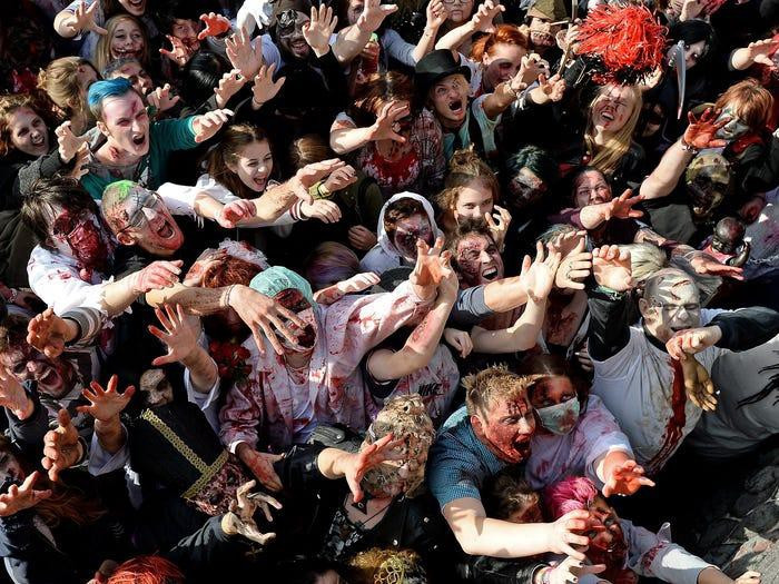 Phương trình đầu tiên để sống sót sau cuộc tấn công zombie (Canada): Năm 2009, các cựu sinh viên và những nhà toán học tại Đại học Carleton và Đại học Ottawa ở Canada đã tạo ra phương trình toán học để sống sót sau một cuộc tấn công zombie đầu tiên trên thế giới. Họ tính toán rằng nếu đại dịch zombie bùng phát ở một thành phố 500.000 dân cư, thây ma sẽ đông hơn số người sống sót trong khoảng 3 ngày.