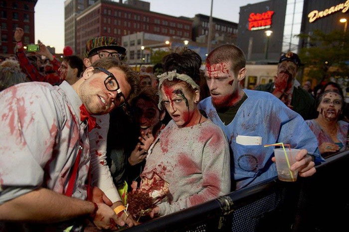 Cuộc tụ tập zombie lớn nhất thế giới (Mỹ): Lễ hội Zombie Pub Crawl 2014 trở thành nơi tụ tập zombie lớn nhất thế giới với số lượng 15.458 người tham gia. Đây là một sự kiện thường niên ở Minneapolis, Minnesota, Mỹ. Kỷ lục đạt được vào ngày 11/10/2014.