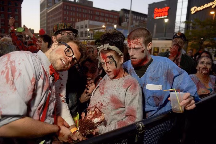 Cuộc tụ tập zombie lớn nhất thế giới (Mỹ): Lễ hội Zombie Pub Crawl 2014 trở thành nơi tụ tập zombie lớn nhất thế giới với số lượng 15.458 người tham gia. Đây là một sự kiện thường niên ở Minneapolis, Minnesota, Mỹ. Kỷ lục đạt được vào ngày 11/10/2014.