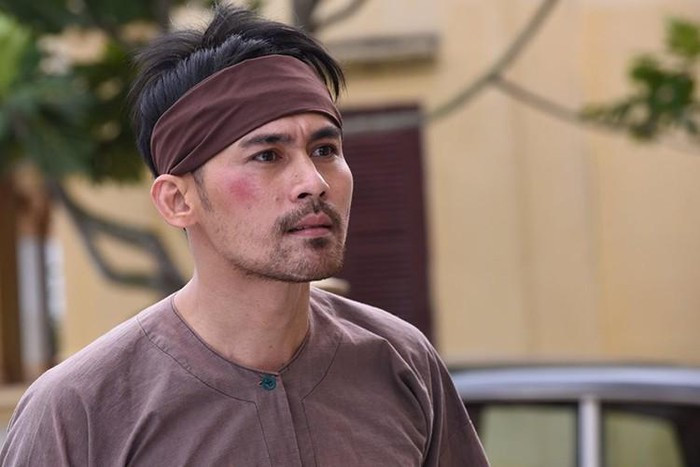 Lâm Minh Thắng vào vai Hải - đứa con trong bụng Thị Bình (Nhật Kim Anh) khi cô nhảy sông tự tử 24 năm trước. Người hâm mộ đánh giá nam diễn viên quá già khi vào vai thanh niên ngoài 20 tuổi. Ngoài đời, Lâm Minh Thắng nhiều hơn Nhật Kim Anh 4 tuổi.