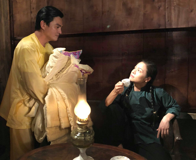 Bộ phim truyền hình gây sốt Tiếng sét trong mưa quy tụ dàn diễn viên thực lực và có nhiều kinh nghiệm như Nhật Kim Anh, Cao Minh Đạt, Hứa Minh Đạt, Cao Thái Hà... Bên cạnh những thành công, nhiều chi tiết trong bộ phim gây tranh cãi, đặc biệt việc tạo hình của các diễn viên được đánh giá không phù hợp. Vào vai Thị Bình (18 tuổi), Nhật Kim Anh (34 tuổi) bị khán giả nhận xét quá già và chưa toát lên được sự hồn nhiên, chân chất của cô gái trẻ.