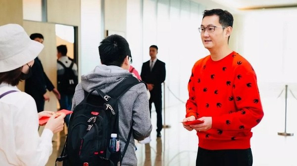 Nhan vien xep hang rong ra 12 tieng de nhan li xi cua sep-Hinh-2