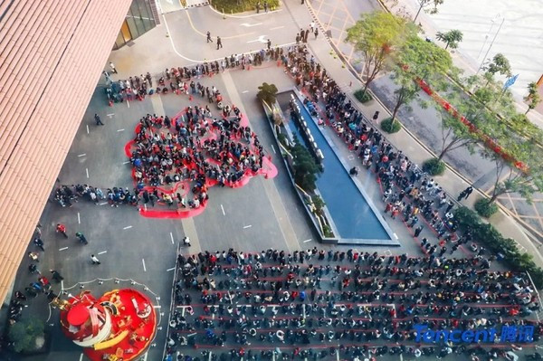 Nhan vien xep hang rong ra 12 tieng de nhan li xi cua sep