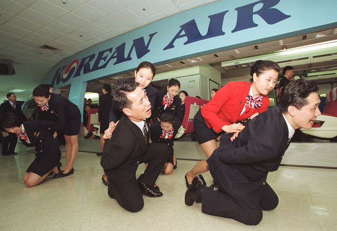 Tiep vien hang khong xu ly hanh khach gay roi tren may bay ra sao-Hinh-2