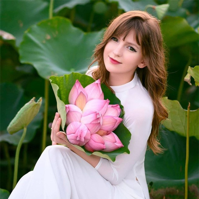 Ba Tan Vlog cung con trai chup anh voi gai xinh, nghi dau tuong lai-Hinh-3