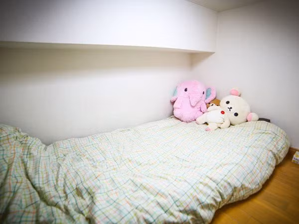 Trong căn hộ của Emma có một thang nhỏ dẫn lên gác xép phía trên là nơi cô gái làm không gian ngủ.