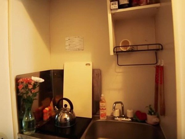 Căn bếp có thể lạ với nhiều người nhưng nó là phổ biến trong các căn hộ ở Tokyo nhất là những căn hộ được thiết kế cho các công nhân. Họ chủ yếu ăn ngoài hoặc mua đồ ăn về nhà.