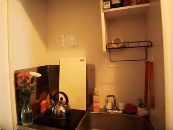 Căn bếp có thể lạ với nhiều người nhưng nó là phổ biến trong các căn hộ ở Tokyo nhất là những căn hộ được thiết kế cho các công nhân. Họ chủ yếu ăn ngoài hoặc mua đồ ăn về nhà.