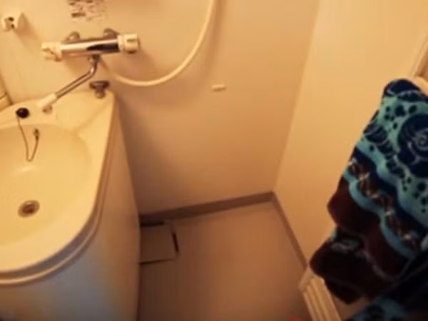 Nếu muốn tắm thì xoay bồn rửa sang một bên có thể đủ không gian để tắm thoải mái.