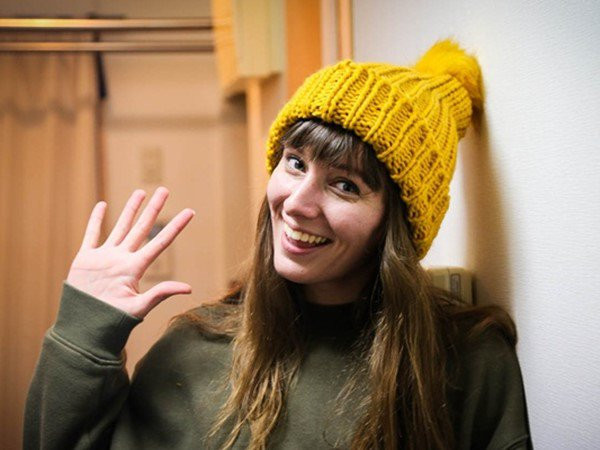 Căn hộ này rộng 8m2 nằm ở Tokyo, Nhật Bản. Căn hộ nhỏ đến mức cô gái trẻ tên là Emma - người thuê có thể vươn tay và chạm cả 2 bức tường ở 2 bên.