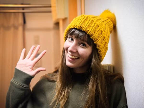 Căn hộ này rộng 8m2 nằm ở Tokyo, Nhật Bản. Căn hộ nhỏ đến mức cô gái trẻ tên là Emma - người thuê có thể vươn tay và chạm cả 2 bức tường ở 2 bên.