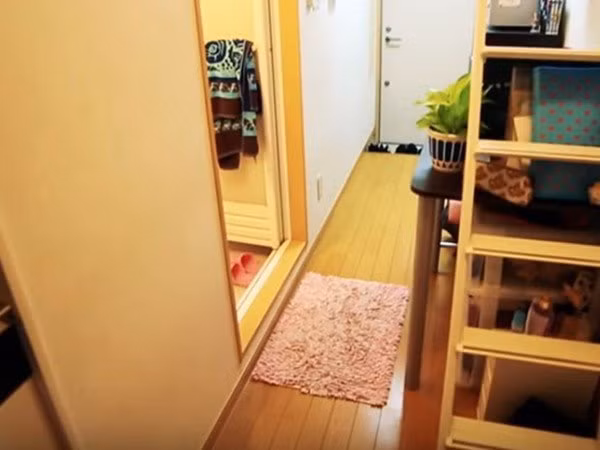 Ngoài ra, căn hộ vẫn có ban công nhỏ để có thể tạo không khí thoải mái cho căn phòng.