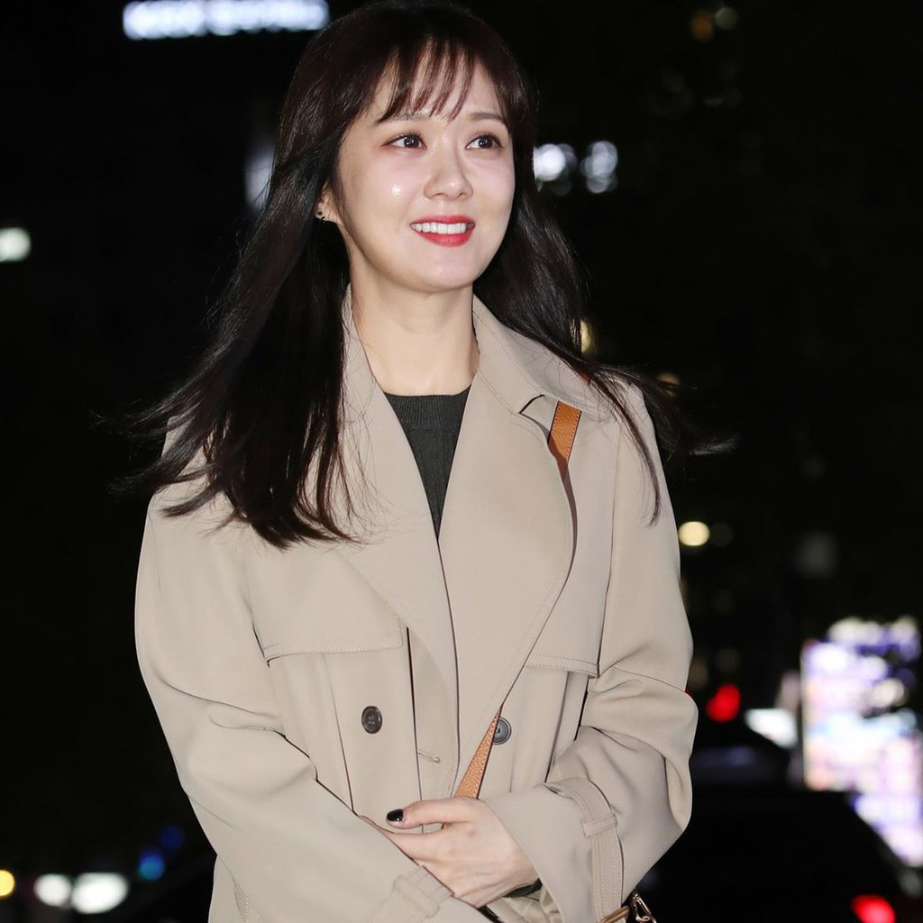 Diện set đồ đơn giản với áo măng tô dài kết hợp quần jeans ống loe, Jang Nara ghi điểm nhờ cách phối hợp trang phục có màu sắc nhã nhặn, vừa giúp tôn vóc dáng thanh mảnh, vừa giữ được nét thanh lịch vốn có của nữ diễn viên.