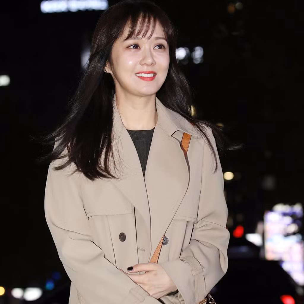 Diện set đồ đơn giản với áo măng tô dài kết hợp quần jeans ống loe, Jang Nara ghi điểm nhờ cách phối hợp trang phục có màu sắc nhã nhặn, vừa giúp tôn vóc dáng thanh mảnh, vừa giữ được nét thanh lịch vốn có của nữ diễn viên.