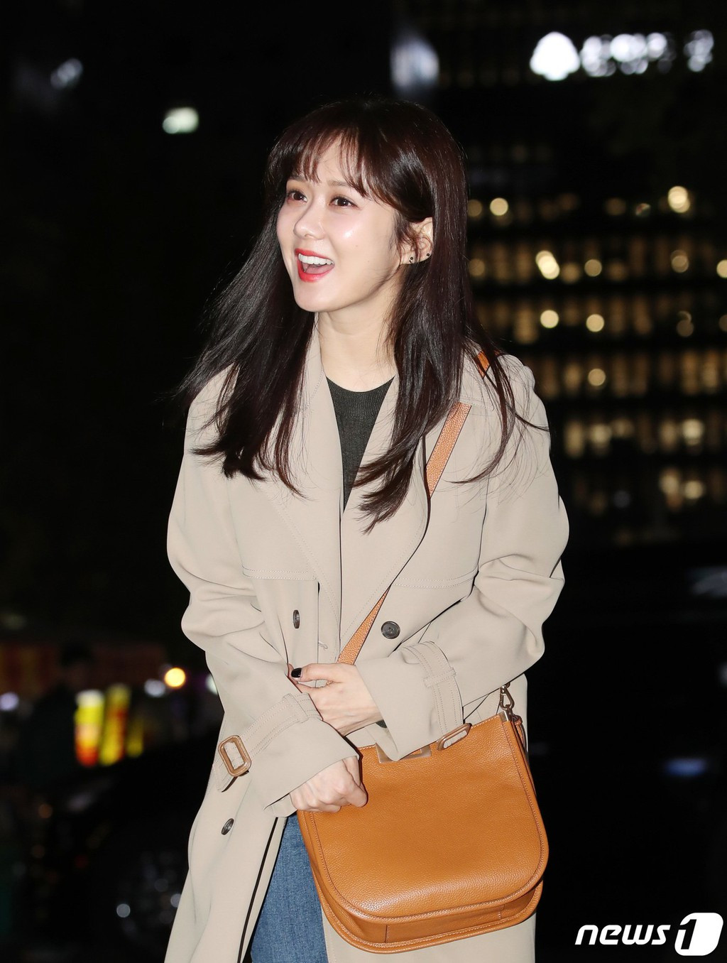 Kiểu tóc mái thưa để xõa đơn giản kết hợp lối trang điểm tự nhiên làm nổi bật làn da trắng mịn và gương mặt ngây thơ của nữ diễn viên sinh năm 1981. Gần 20 năm hoạt động trong showbiz, Jang Nara vẫn giữ được vẻ đẹp trong trẻo như thuở mới vào nghề. Thậm chí, nhiều ý kiến cho rằng cô vẫn sở hữu gương mặt xinh xắn như búp bê dù đã ở tuổi 38.