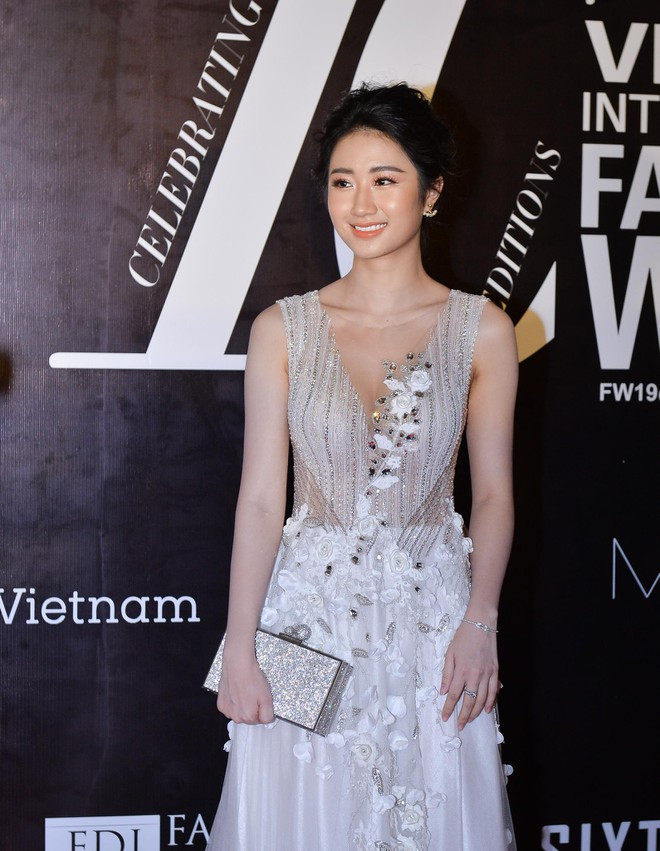 Sự xuất hiện của Thu Ngân mới đây sau thời gian vắng bóng được khán giả đặc biệt quan tâm. Tại sự kiện hôm 29/10, cô khoe sắc với thiết kế có phần tùng váy khá cầu kỳ. Người đẹp 9X lăng xê phong cách trang điểm tông cam nhẹ nhàng và quyến rũ. Ảnh: Việt Hùng.