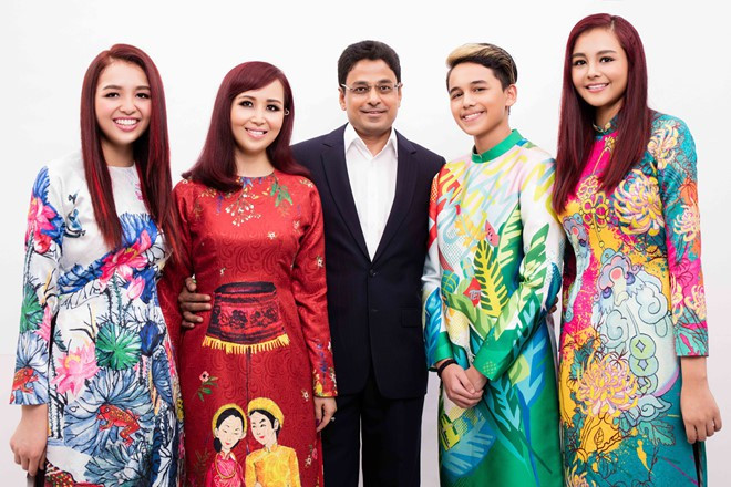 Trong cuộc phỏng vấn trên báo hồi tháng 3, Diệu Hoa kể 25 năm qua, cô luôn hạnh phúc và tự hào khi có chồng tuyệt vời. Cựu Hoa hậu Việt Nam khoe không chỉ hết lòng với vợ mà chồng cô còn luôn chân thành, quan tâm đến gia đình vợ. "Vai trò chính ở công ty là thuộc về chồng, còn ở nhà, vợ đóng vai trò chính trong việc quán xuyến nhà cửa, chăm lo con cái", cô chia sẻ thêm.