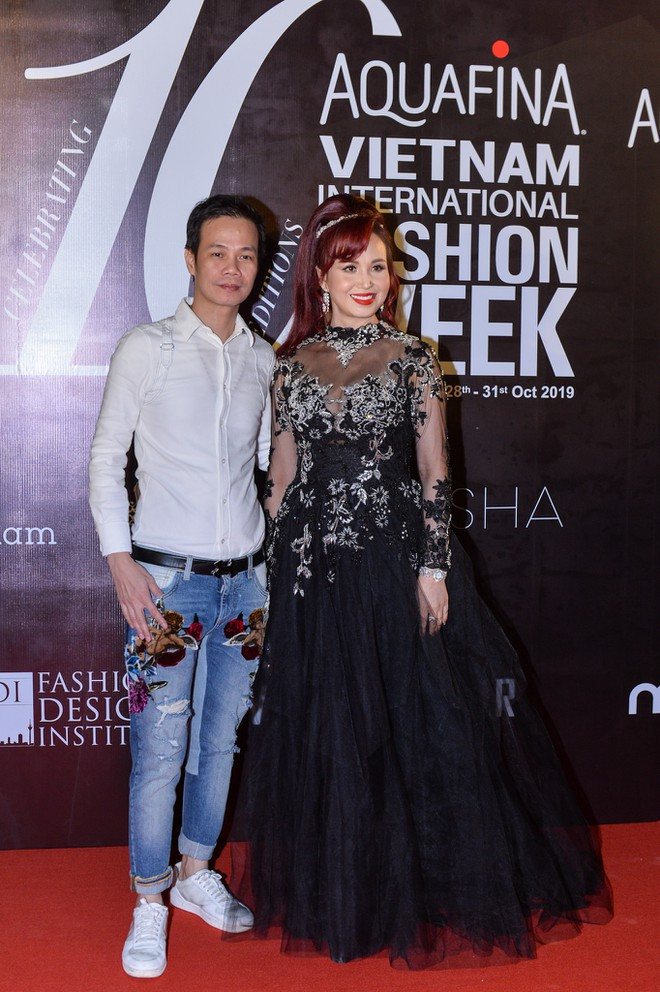 Hôm 29/10, Diệu Hoa xuất hiện trên thảm đỏ khai mạc Aquafina Vietnam International Fashion Week ở Hà Nội để ủng hộ nhà thiết kế Hoàng Hải. Hoa hậu 6X thu hút ống kính với bộ đầm dài đính đá lộng lẫy. Cô được khen đằm thắm, rạng rỡ sau nhiều năm đăng quang. Ảnh: Việt Hùng.