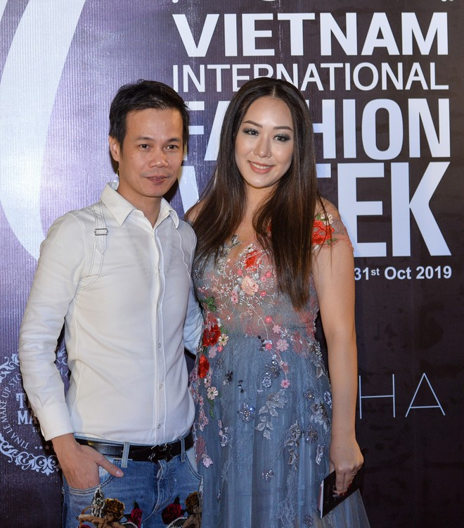 Mới đây, cô tham dự Tuần lễ thời trang quốc tế ở Hà Nội. Người đẹp 8X có nhan sắc không mấy thay đổi theo thời gian, song cô được nhận xét vẫn chưa lấy lại vóc dáng thon gọn sau khi sinh em bé. Đây cũng là lần hiếm hoi Ngô Phương Lan xuất hiện trước công chúng từ khi lập gia đình (trừ những cuộc thi do cô làm giám khảo). Ảnh: Việt Hùng.