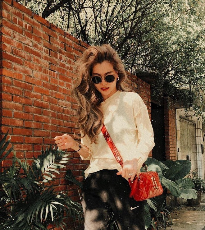 Bên cạnh công việc trong lĩnh vực nghệ thuật, cô còn sở hữu một shop phụ kiện thời trang online và là người mẫu quảng cáo cho các sản phẩm của mình. Hiện hot girl sinh năm 1990 đã là bà mẹ một con. Cô cũng thường khoe ảnh con trai kháu khỉnh trên trang cá nhân.