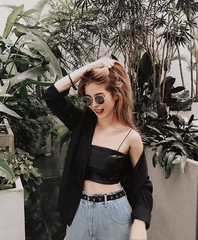 Dù đã là mẹ bỉm sữa, Lyla Lyn vẫn giữ được nhan sắc trẻ trung và thân hình cân đối. Hot girl 9X hiếm khi chia sẻ thông tin của chồng trên mạng xã hội nhưng nhiều người tin rằng cô đang có cuộc sống hạnh phúc bên gia đình.