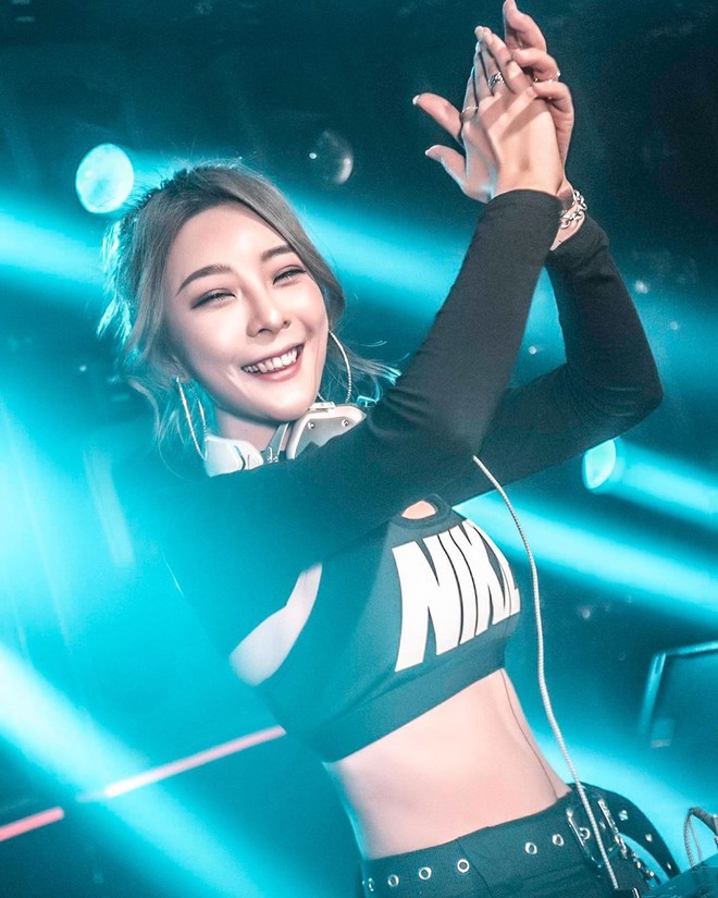 Alyshia thường được mời biểu diễn ở nhiều sự kiện lớn của các thương hiệu như Marc By Marc Jacobs, Prime Blue...Trên trang cá nhân, cô thường chia sẻ clip biểu diễn trong các lễ hội âm nhạc tại Nhật Bản, Hàn Quốc, Indonesia.