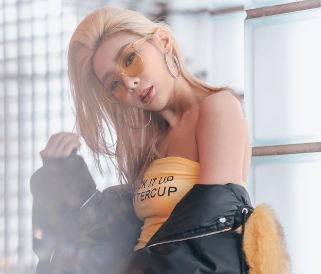 DJ Alyshia (sinh năm 1987) được mệnh danh là "phù thủy âm thanh" của Đài Loan. 8X gây ấn tượng với vẻ ngoài cá tính, gương mặt xinh đẹp và thân hình sexy. Ngoài ra, cô còn được người hâm mộ yêu mến nhờ phong cách thời trang “chất”, gợi cảm.