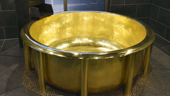 Bon tam bang vang 18 carat nang nhat the gioi o Nhat Ban