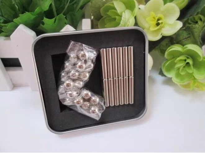 Be trai thung ruot do nuot 8 thanh nam cham