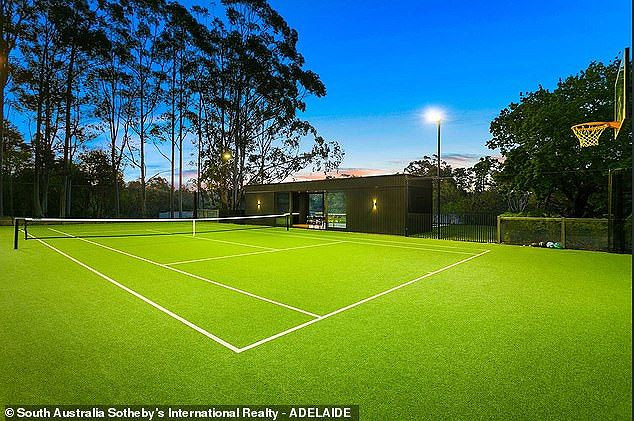 Sân tennis trong khuôn viên biệt thự.