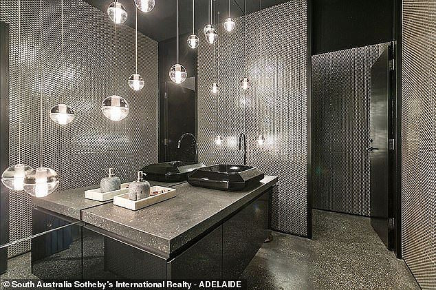 Khu biệt thự có 5 phòng ngủ, 4 phòng tắm. Tất cả đều sống động, hòa mình với thiên nhiên nhưng cũng rất sang trọng.