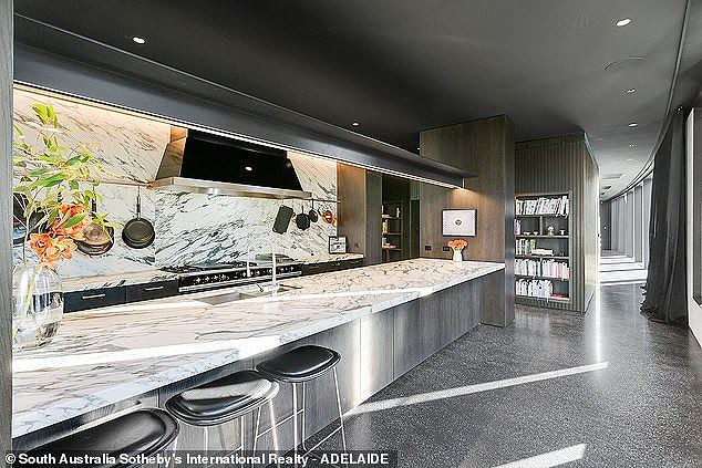 Căn bếp sử dụng đá cẩm thạch Arabescato sang trọng.