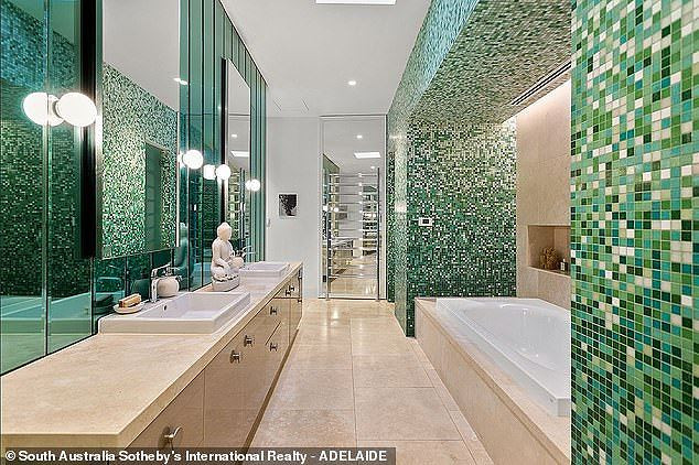 Phòng tắm sang trọng. Không những vậy, toàn bộ căn biệt thự cũng được trang bị hệ thống giám sát an ninh hiện đại.