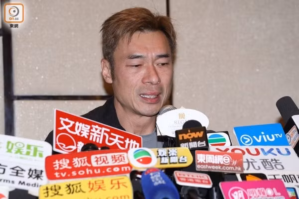 Hua Chi An khoc loc, cui dau xin loi vo, thua nhan ngoai tinh