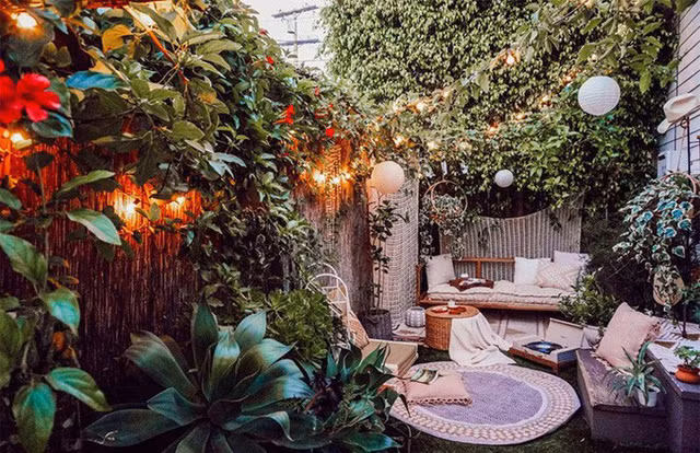 5. Khu vườn nhỏ mộng mơ Bạn thực sự thích ý tưởng sử dụng các kỹ thuật trang trí trong không gian xanh nhỏ bé để biến nó thành nơi nghỉ ngơi, nhưng ý tưởng thẩm mỹ vẫn mơ hồ. Trong trường hợp này, bạn có thể tham khảo thiết kế vườn dưới đây. Trong một không gian sân vườn nhỏ có hiệu ứng đơn giản nhưng tuyệt đẹp, gần giống như tưởng tượng của rất nhiều người.