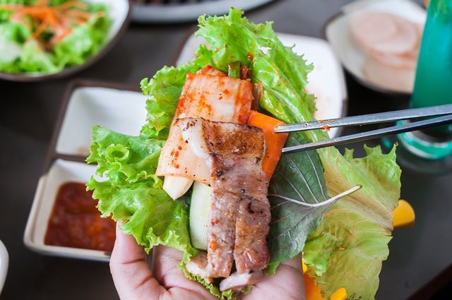 Co gai 17 tuoi cap cuu vi an thit nuong, chuyen gia chi ra 4 dieu cam ky-Hinh-2