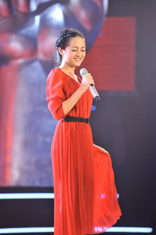 4. Bảo Anh: Không góp mặt trong chung kết Giọng hát Việt 2012 nhưng Bảo Anh vẫn được đánh giá là thí sinh tài năng được yêu thích. Giám khảo Hồ Ngọc Hà thậm chí từng ví học trò của cố HLV Trần Lập như "Taylor Swift của Việt Nam" do màn trình diễn ca khúc Safe And Sound của cô. Với giọng hát ngọt ngào và ngoại hình xinh đẹp, cô gái sinh năm 1992 từng được kỳ vọng trở thành nghệ sĩ nổi bật sau cuộc thi.