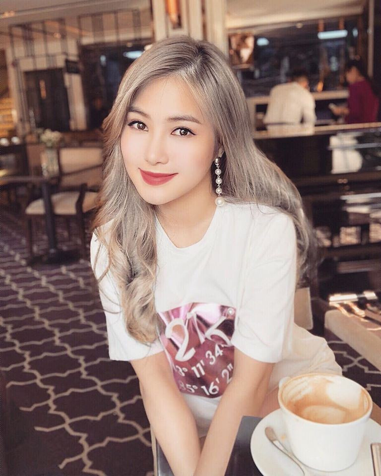 Khi mới bước chân vào showbiz, Hương Tràm vấp phải nhiều scandal từ ngoại hình, cách ăn mặc đến chuyện tình cảm không rõ ràng. Tuy nhiên sau vài năm tự hoàn thiện mình, nữ ca sĩ đã trở thành cái tên được yêu thích trong giới Vpop. Giọng ca xứ Nghệ sở hữu nhiều bản hit đình đám như Ngốc, Cho em gần anh thêm chút nữa, Ta còn thuộc về nhau, Em gái mưa, Duyên mình lỡ... Tháng 5 vừa qua, Hương Tràm bất ngờ tuyên bố tạm ngưng ca hát để đi du học. Nữ ca sĩ tiết lộ dù có tiếc nuối nhưng cô không hối hận với quyết định của mình.