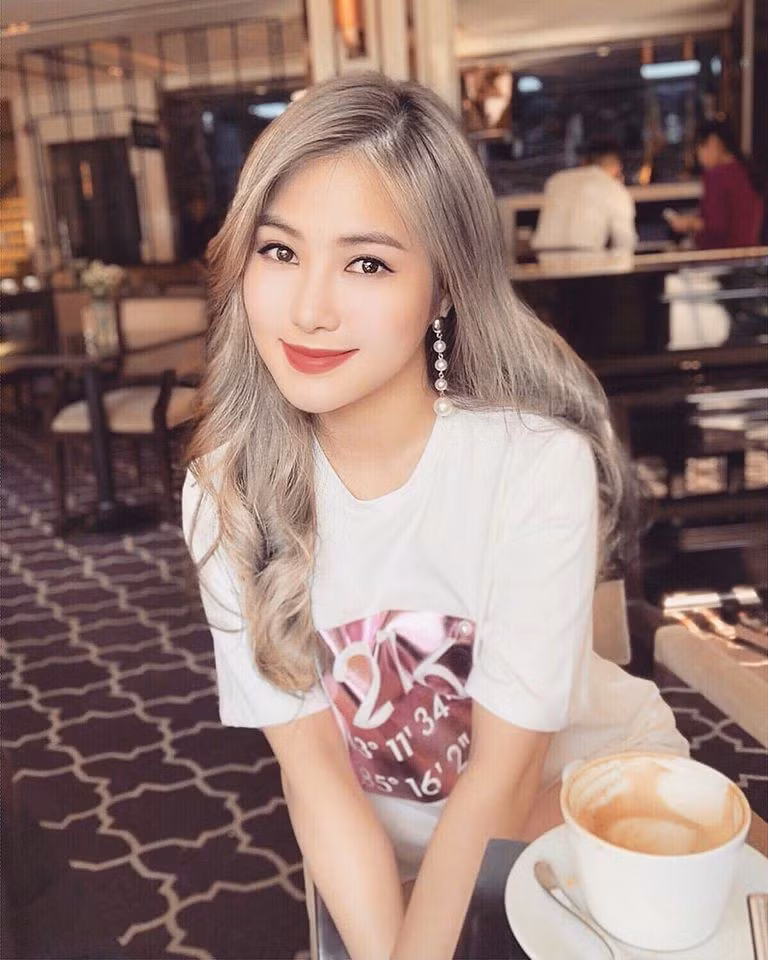 Khi mới bước chân vào showbiz, Hương Tràm vấp phải nhiều scandal từ ngoại hình, cách ăn mặc đến chuyện tình cảm không rõ ràng. Tuy nhiên sau vài năm tự hoàn thiện mình, nữ ca sĩ đã trở thành cái tên được yêu thích trong giới Vpop. Giọng ca xứ Nghệ sở hữu nhiều bản hit đình đám như Ngốc, Cho em gần anh thêm chút nữa, Ta còn thuộc về nhau, Em gái mưa, Duyên mình lỡ... Tháng 5 vừa qua, Hương Tràm bất ngờ tuyên bố tạm ngưng ca hát để đi du học. Nữ ca sĩ tiết lộ dù có tiếc nuối nhưng cô không hối hận với quyết định của mình.