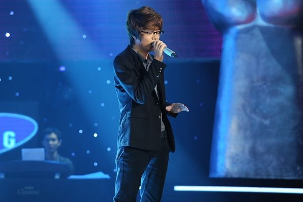3. Bùi Anh Tuấn: Một 'hiện tượng' khác của The Voice mùa đầu tiên là chàng trai tài năng Bùi Anh Tuấn. Ghi điểm tại vòng Giấu mặt với ca khúc Nơi tình yêu bắt đầu, chỉ sau một đêm tên tuổi của Bùi Anh Tuấn nổi khắp giới trẻ. Bài hát anh thể hiện cũng trở thành hit trong thời gian dài. Dù phải dừng chân trước vòng Chung kết của cuộc thi nhưng chàng thí sinh đội Hồ Ngọc Hà đã sớm gây ấn tượng đẹp trong lòng khán giả.