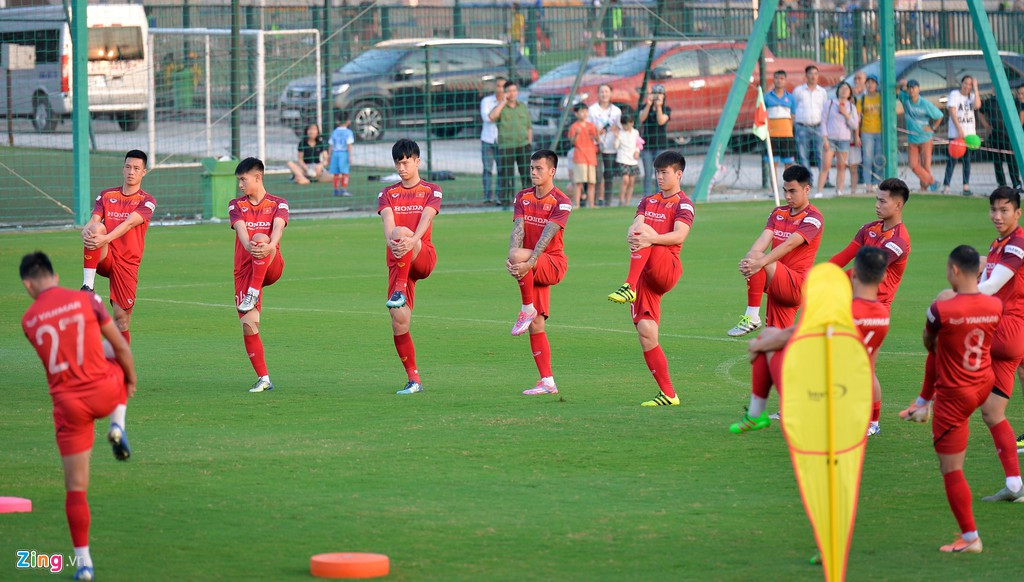 Báo chí có 25 phút tác nghiệp trong phần khởi động. Không khí của buổi tập vui vẻ sau chiến thắng trước đối thủ UAE.