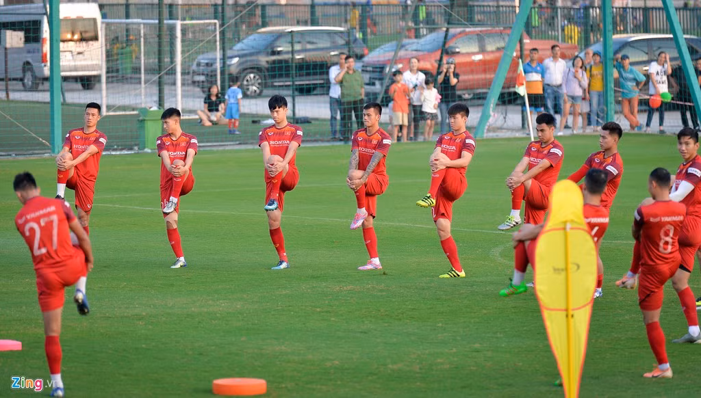 Báo chí có 25 phút tác nghiệp trong phần khởi động. Không khí của buổi tập vui vẻ sau chiến thắng trước đối thủ UAE.