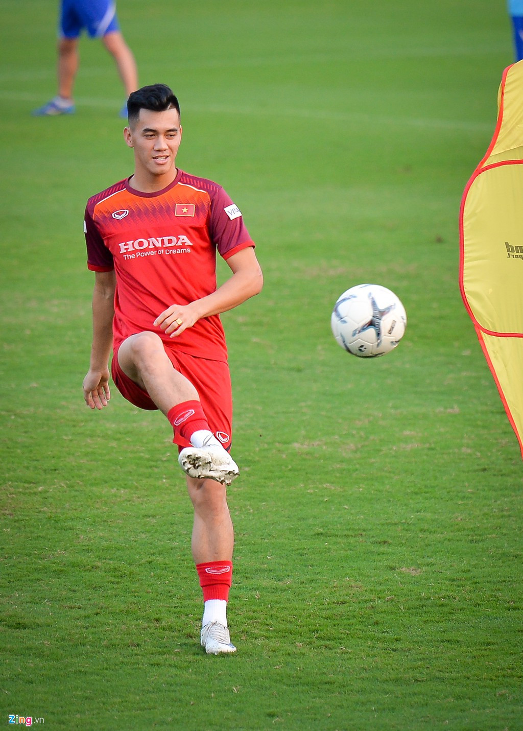 Tiến Linh liên tục nở nụ cười trong khi khởi động. Cầu thủ 22 tuổi vừa toả sáng với bàn thắng tuyệt đẹp vào lưới UAE. Anh cũng đi thay đổi kiểu tóc sau trận đấu.