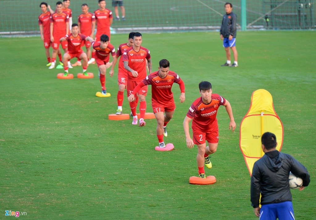 Cầu thủ khởi động với các bài giữ thăng bằng ở nhiều tư thế khác nhau rồi tâng bóng với trợ lý.