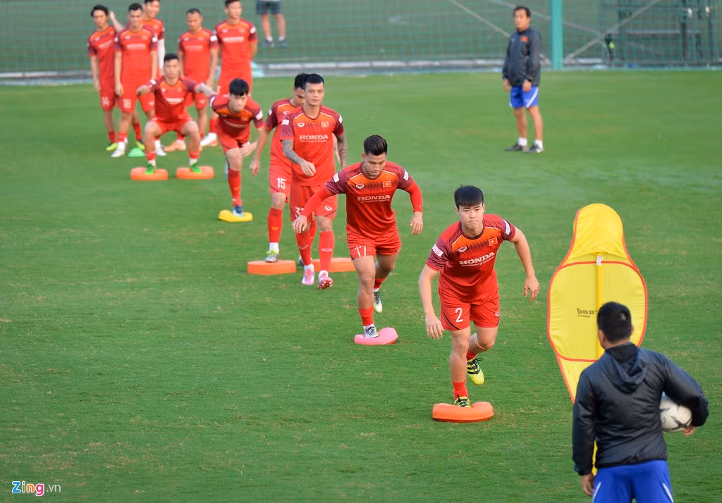 Cầu thủ khởi động với các bài giữ thăng bằng ở nhiều tư thế khác nhau rồi tâng bóng với trợ lý.